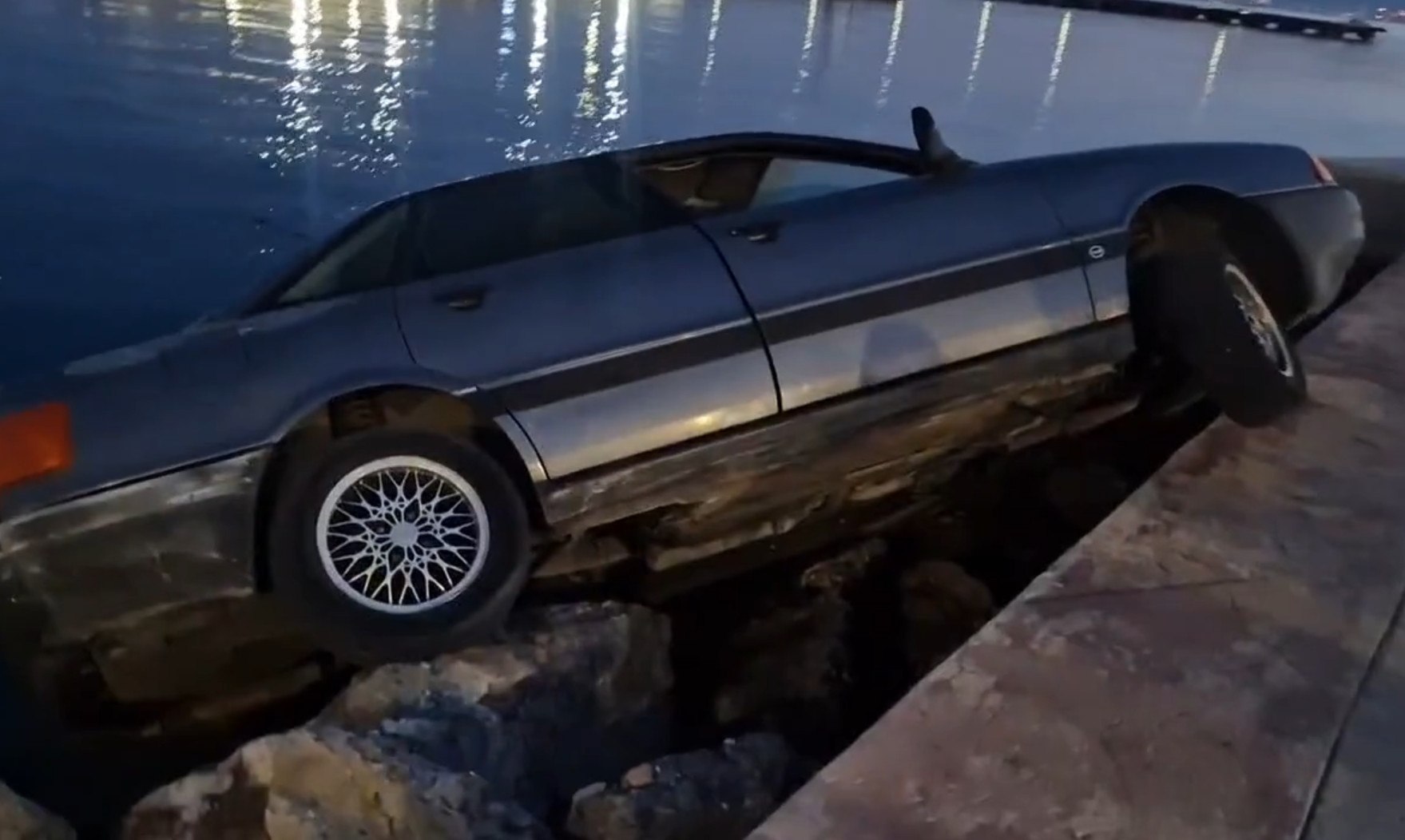 Κως: Αυτοκίνητο έπεσε στα βράχια μέσα στο λιμάνι – Στο νοσοκομείο ο οδηγός