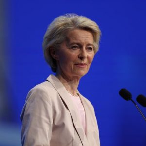 Ούρσουλα φον ντερ Λάιεν: Επιτακτικό να περιορίσουμε τις προμήθειες ενέργειας, το μέλλον της Ευρώπης είναι ηλεκτρικό, δείτε live