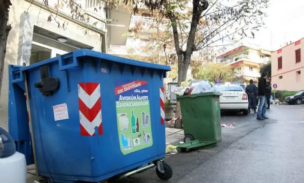 Ηλικιωμένος πέταξε κατά λάθος 20.000 ευρώ σε κάδο ανακύκλωσης – Τα βρήκαν και του τα επέστρεψαν