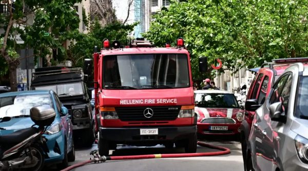 Ηλιούπολη: Βανάκι «λαμπάδιασε» στην λεωφόρο Βουλιαγμένης