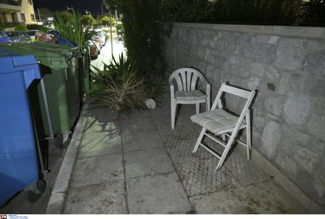 Άλιμος: Φωτογραφία ντοκουμέντο με τον άνδρα να κρατά αγκαλιά το βρέφος ενώ βγαίνει από το σούπερ μάρκετ