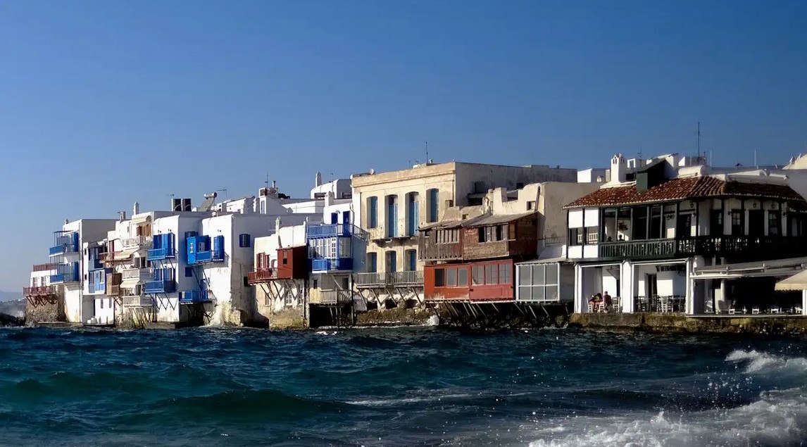 Γάλλοι τουρίστες εκβίασαν ξενοδόχο στη Μύκονο – Του ζήτησαν 2.000 ευρώ και… λούσα για να μην ανεβάσουν κακές κριτικές