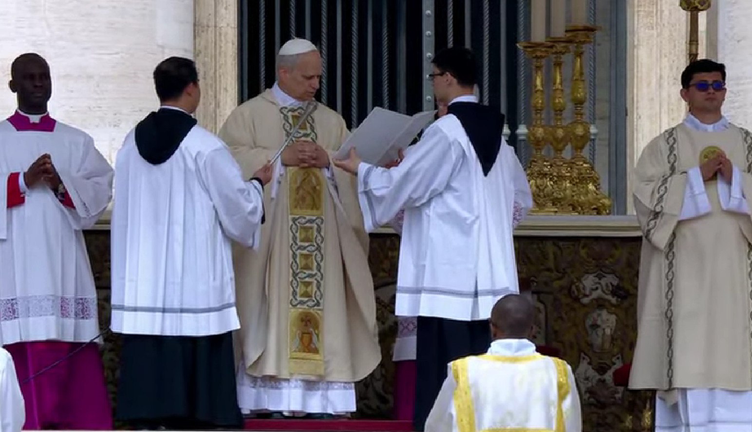 Ενθρονίστηκε ο πάπας Λέων ΙΔ’ – «Tο ελληνικό ρήμα “αγαπάω” στο Ευαγγέλιο μας δείχνει την αγάπη που μας δείχνει ο Θεός»