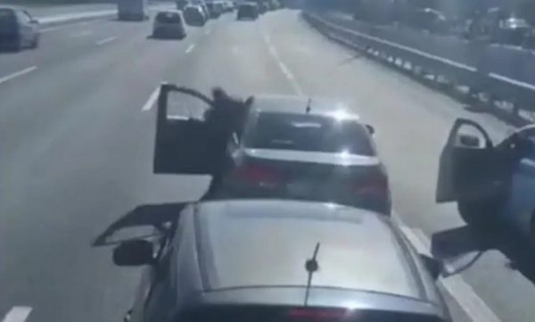 Οδηγός σταμάτησε το αυτοκίνητό του στη μέση του Κηφισού (Βίντεο)