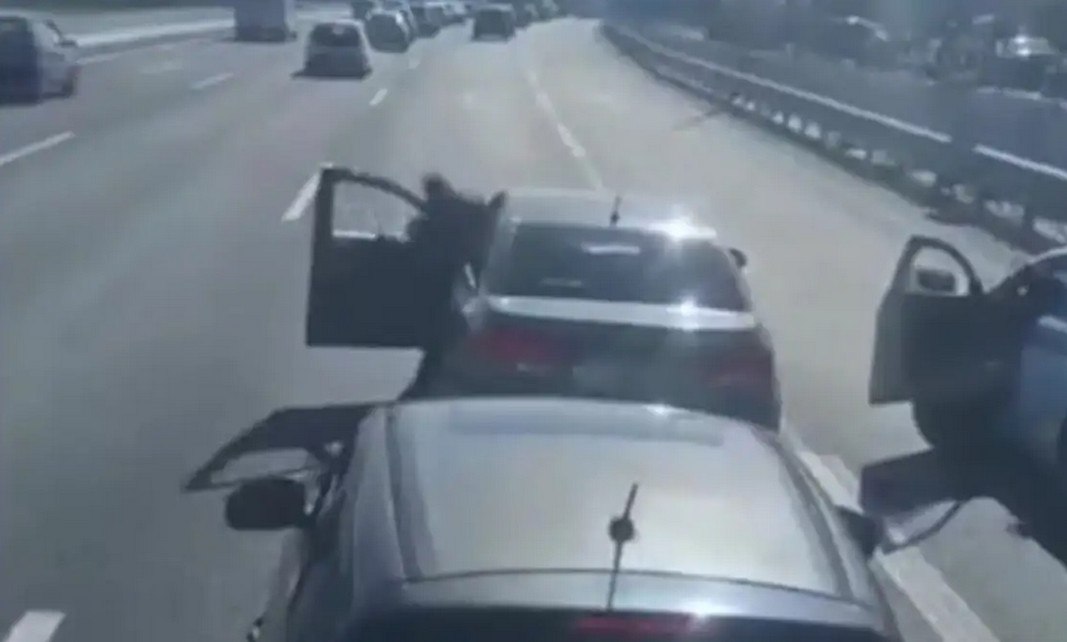 Οδηγός σταμάτησε το αυτοκίνητό του στη μέση του Κηφισού (Βίντεο)