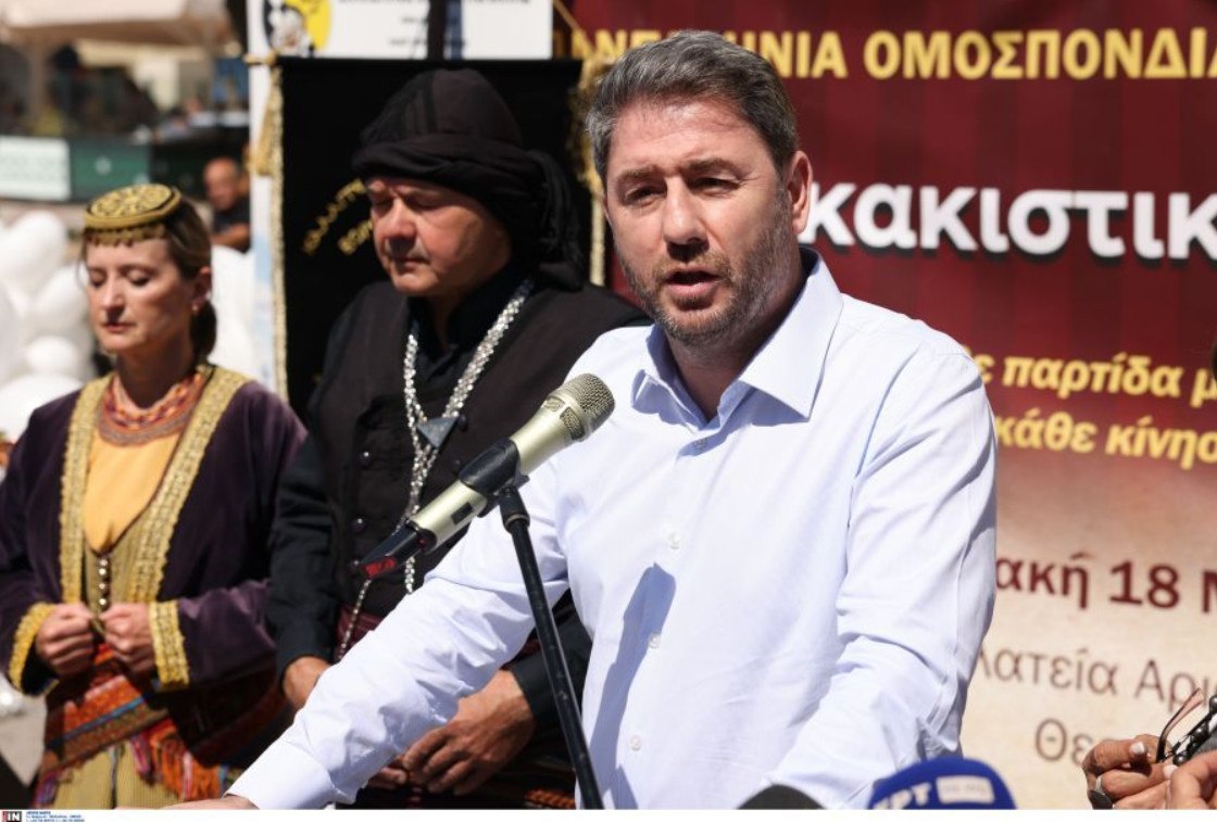 Ο Νίκος Ανδρουλάκης έπαιξε σκάκι στην Πλατεία Αριστοτέλους για τη Γενοκτονία των Ποντίων