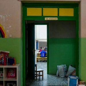Ζωγράφου: Νηπιαγωγός πήγε στο σχολείο με γύψο και πατερίτσα – «Αναγκάστηκα για να μη χάσω τη θέση μου»