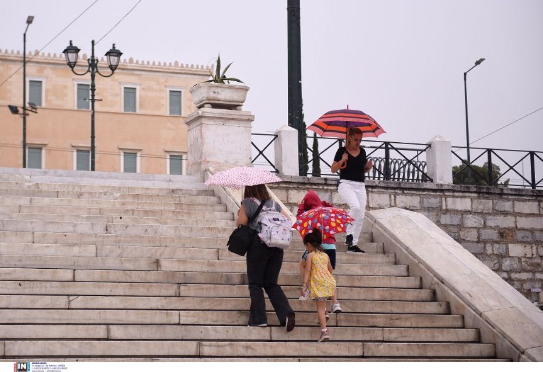 Καιρός: «Άνοιξαν» οι ουρανοί στην Αθήνα – Έντονη βροχόπτωση σε όλη την Αττική