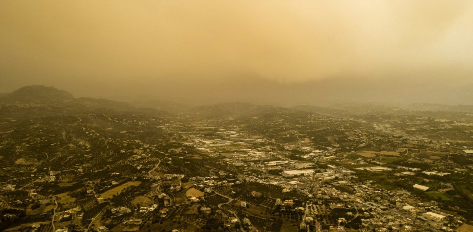 «Πνίγηκε» από την αφρικανική σκόνη η Κρήτη -Απόκοσμες εικόνες σε Ηράκλειο και Χανιά