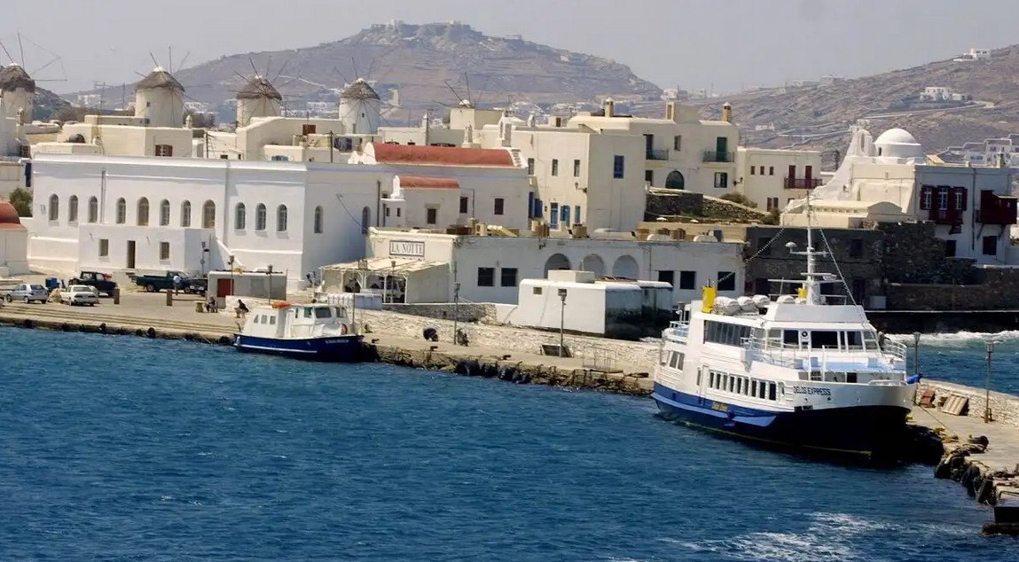 Αναστάτωση στη Μύκονο: Το Super Express χτύπησε σε ρυμουλκό και στην προβλήτα