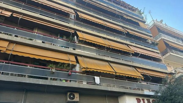 Καλλιθέα: Πέθανε το 7χρονο κοριτσάκι που πέρασε μέσα από τζαμαρία