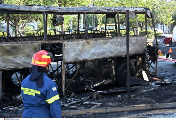 Φωτιά σε τουριστικό λεωφορείο στο Χαϊδάρι – Όλοι οι επιβάτες βγήκαν σώοι