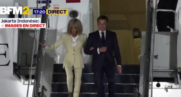 Αγκαζέ κατέβηκαν στην Ινδονησία ο Εμανουέλ και η Μπριζίτ Μακρόν - Είχαν φύγει χέρι-χέρι από Βιετνάμ μετά το χαστούκι