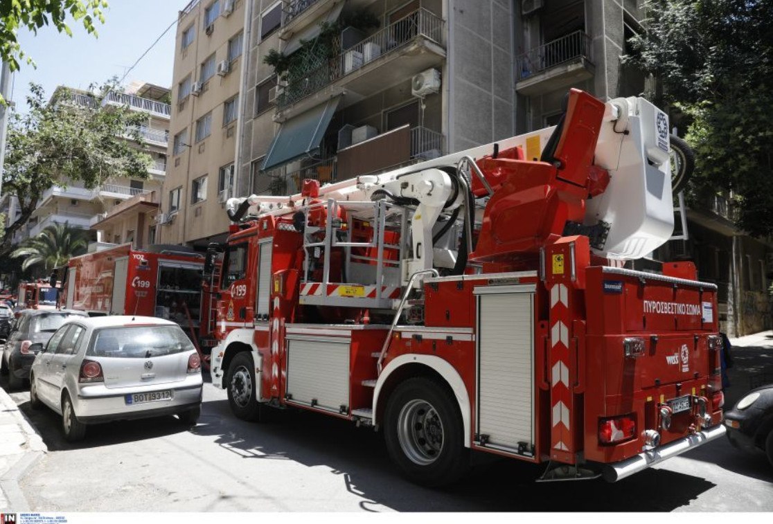Φωτιά σε διαμέρισμα στην Καλλιθέα – Ηλικιωμένος απειλούσε να πηδήξει από το μπαλκόνι για να γλιτώσει