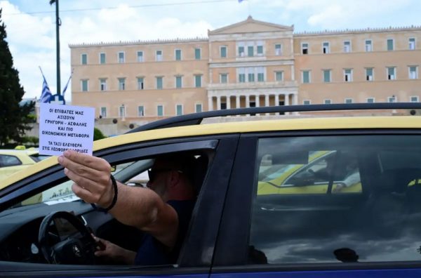 «Παρέλαση» των ταξί έξω από τη Βουλή – «Θέλουμε να δούμε Κυρανάκη και Μητσοτάκη», φώναζε με ντουντούκα ο Λυμπερόπουλος