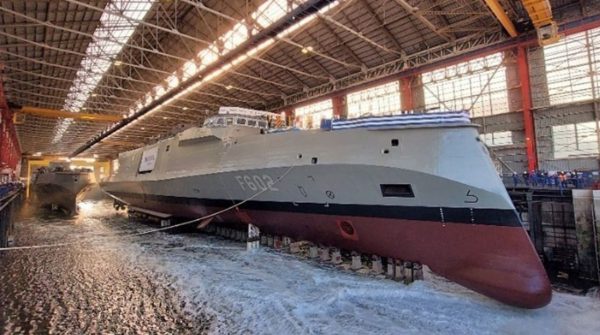 Έπεσε στο νερό η φρεγάτα «Φορμίων» και μπήκε ο ιστός κεραιών - Σε δοκιμές ο «Κίμων», έπεται ο «Νέαρχος»