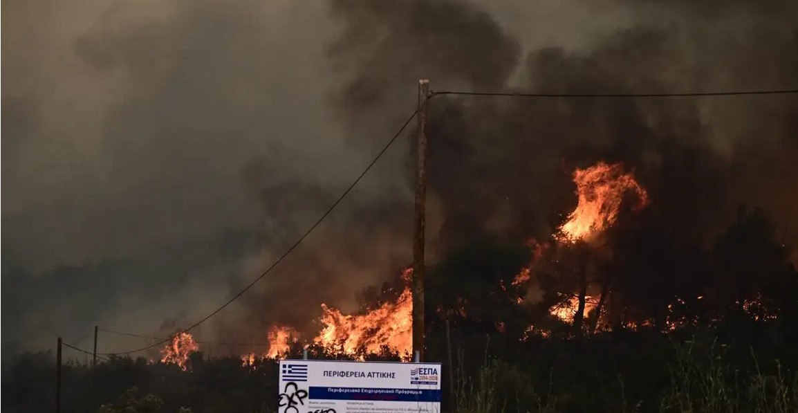 Φωτιά στον Ασπρόπυργο: Πυροσβέστες και αεροσκάφη δίνουν μάχη με τις φλόγες και τους ανέμους