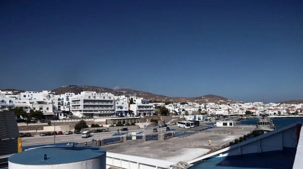 Το πλοίο «Αικατερίνη Π» χτύπησε στην προβλήματα του λιμανιού στην Τήνο – Σώοι οι επιβάτες