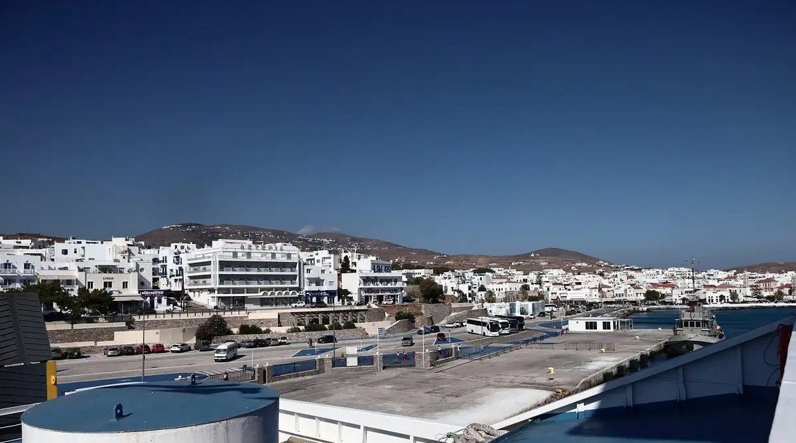 Το πλοίο «Αικατερίνη Π» χτύπησε στην προβλήματα του λιμανιού στην Τήνο – Σώοι οι επιβάτες