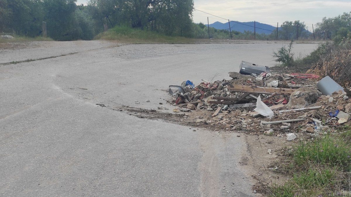 Γλύφα: Σκουπίδια και μπάζα μέσα στο δρόμο