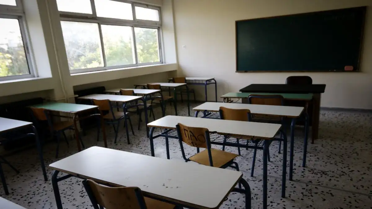 17χρονος απείλησε με πιστόλι μαθητή σε σχολείο στην Ελευσίνα - Βρέθηκε οπλοστάσιο στο σπίτι του