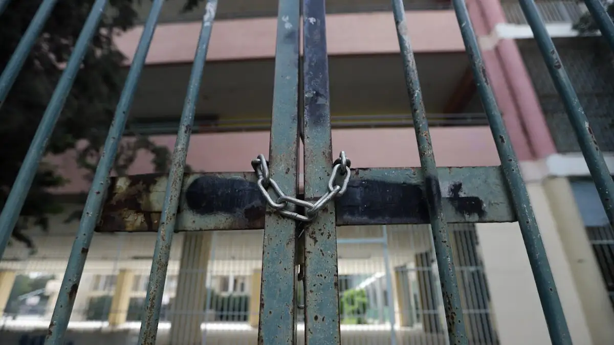 Θεσσαλονίκη: Πέντε τραυματίες σε άγρια συμπλοκή εξωσχολικών με μαθητές σε σχολείο – Μπήκαν σε τάξη με ρόπαλα