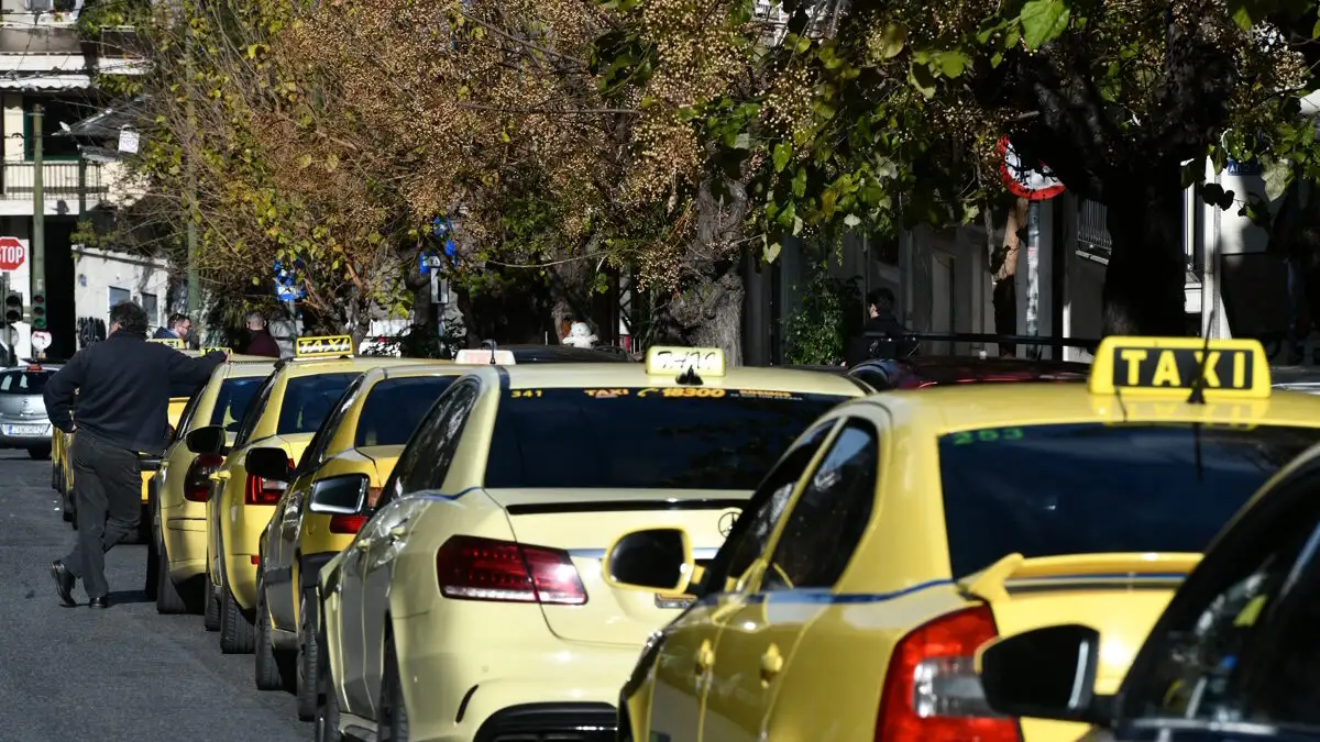 Σοβαρό επεισόδιο σε πιάτσα ταξί: Οδηγός απείλησε με μαχαίρι συνάδελφό του για μια κούρσα