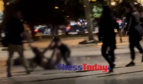 Άγριο ξύλο μεταξύ ανηλίκων στο κέντρο της Θεσσαλονίκης (ΒΙΝΤΕΟ)