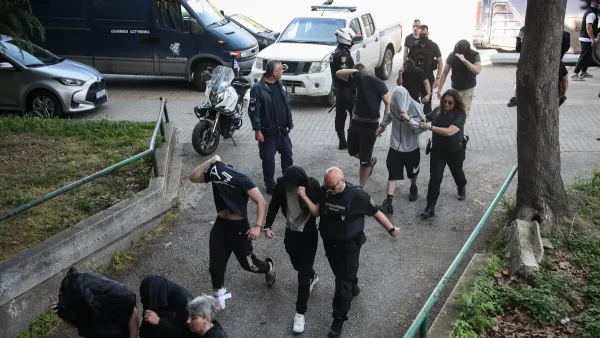 Θεσσαλονίκη: Ελεύθερα με περιοριστικούς τα 13 ανήλικα μέλη της ακροδεξιάς οργάνωσης