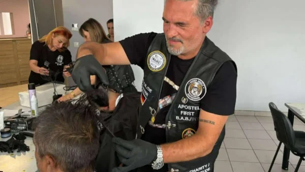 Θεσσαλονίκη: Έλληνες και Γερμανοί κομμωτές κούρεψαν και καλλώπισαν δωρεάν αστέγους