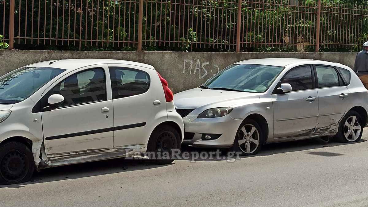 Λαμία: Τροχαίο ατύχημα με ΙΧΕ να πέφτει πάνω σε παρκαρισμένα (ΦΩΤΟ)