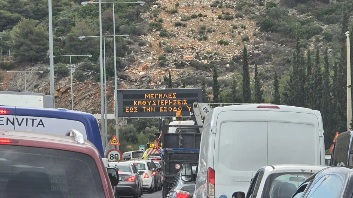 Φορτηγό έπεσε πάνω σε πινακίδες στην Περιφερειακή Υμηττού - Μόνο μια λωρίδα ανοιχτή, μεγάλο μποτιλιάρισμα