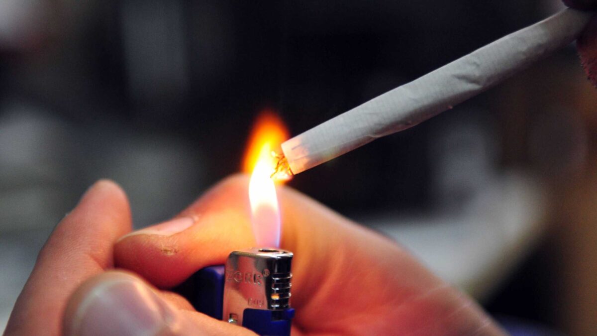 Η Γαλλία απαγορεύει το κάπνισμα από την 1η Ιουλίου σε παραλίες, πάρκα και έξω από σχολεία