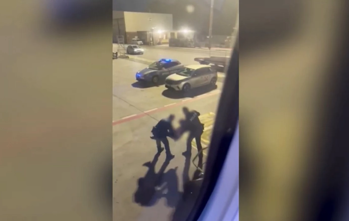 Αναγκαστική προσγείωση λόγω καυγά: Αστυνομικοί στην Μπολόνια έβγαλαν επιβάτες σηκωτούς από πτήση της Ryanair για Κέρκυρα