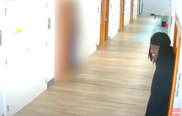 Ανατριχιαστικό βίντεο δείχνει κρατούμενους να χαμογελούν πριν χτυπήσουν μέχρι θανάτου σεξουαλικό παραβάτη στο κελί του