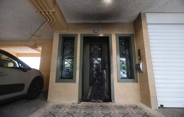 Έκρηξη από γκαζάκια έξω από το σπίτι του Μάξιμου Χαρακόπουλου στα Πετράλωνα – «Ξυπνήσαμε με καπνούς, νομίζαμε ότι καιγόμαστε»