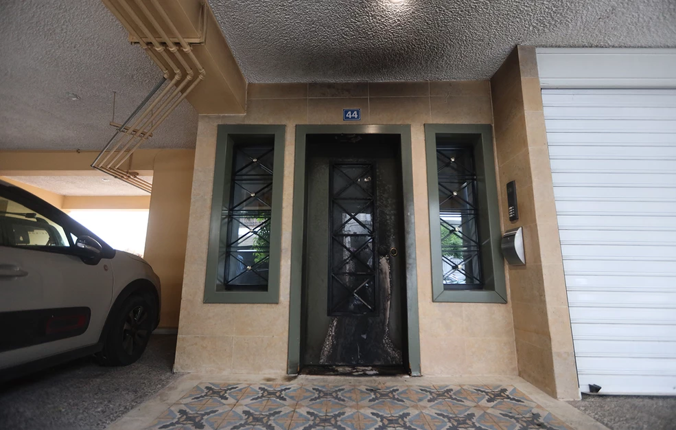 Έκρηξη από γκαζάκια έξω από το σπίτι του Μάξιμου Χαρακόπουλου στα Πετράλωνα – «Ξυπνήσαμε με καπνούς, νομίζαμε ότι καιγόμαστε»