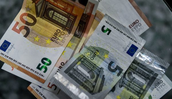 Επίδομα ανεργίας: Πώς διαμορφώνονται τα νέα ποσά και ποιοι θα δικαιούνται μεγαλύτερη οικονομική βοήθεια