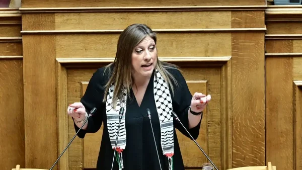 Η Ζωή Κωνσταντοπούλου στη Βουλή με παλαιστινιακή μαντίλα και φωτογραφία του Γρηγόρη Λαμπράκη