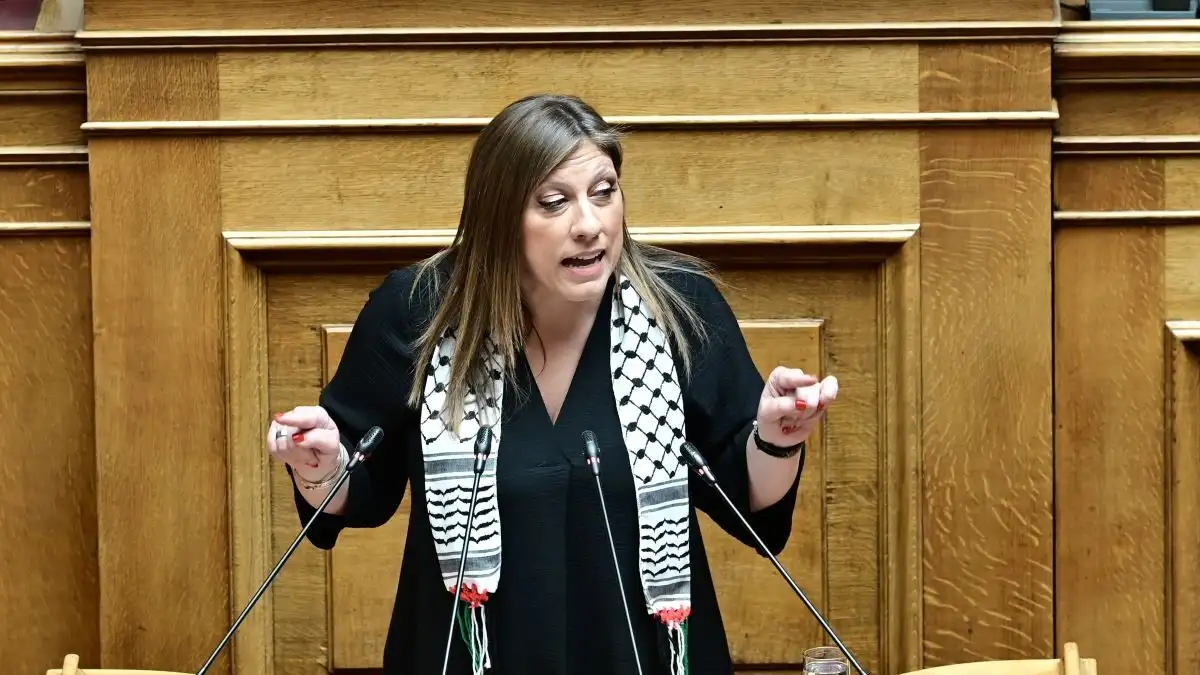 Η Ζωή Κωνσταντοπούλου στη Βουλή με παλαιστινιακή μαντίλα και φωτογραφία του Γρηγόρη Λαμπράκη