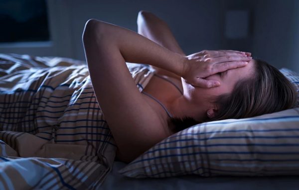 Γιατί ο ύπνος ανάσκελα είναι η χειρότερη θέση – Η μία και μοναδική εξαίρεση που κάνει καλό