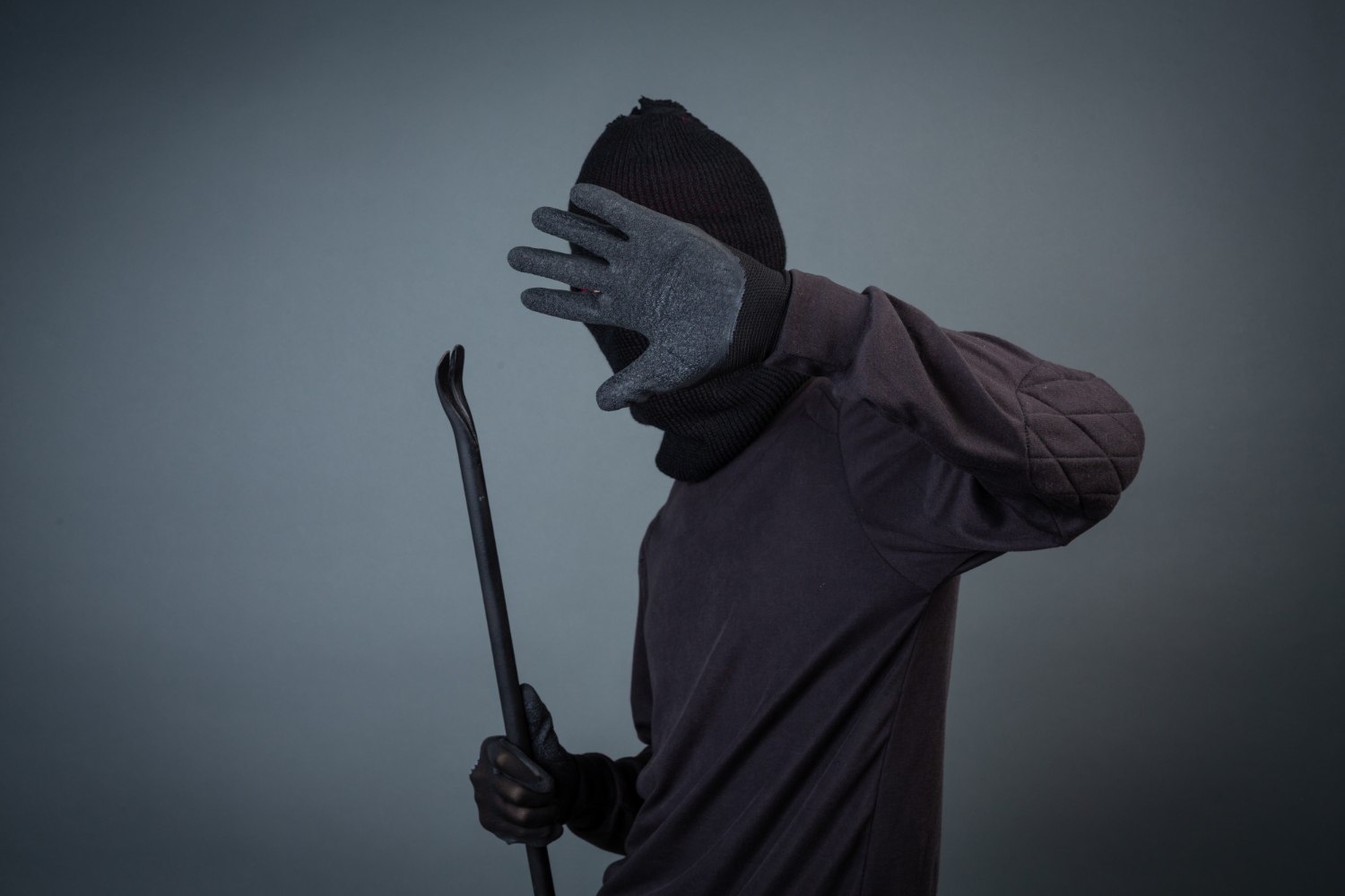 Οικιακή βοηθός κατήγγειλε βασανισμό και ληστεία από μαυροφορεμένους άνδρες σε διαμέρισμα στον Άγιο Παντελεήμονα