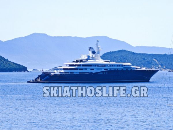 Το πλωτό παλάτι του Σεΐχη του Κατάρ Τζασίμ Αλ Θάνι «έδεσε» και φέτος στη Σκιάθο