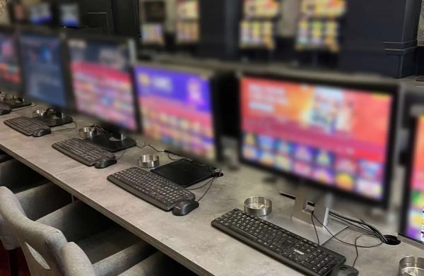 Στο δόκανο της αστυνομίας παράνομο καζίνο στον Πειραιά – Συνελήφθησαν δύο άτομα και κατασχέθηκαν 34 υπολογιστές με «φρουτάκια»