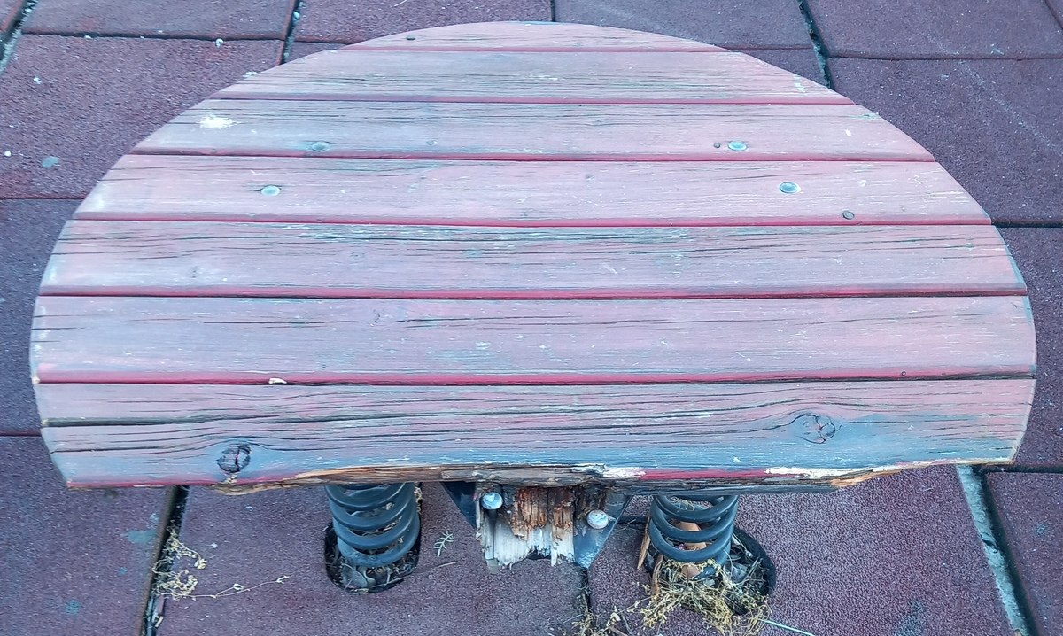 Ακατάλληλη παιδική χαρά και επικίνδυνες διασταυρώσεις στα Γαλανέικα