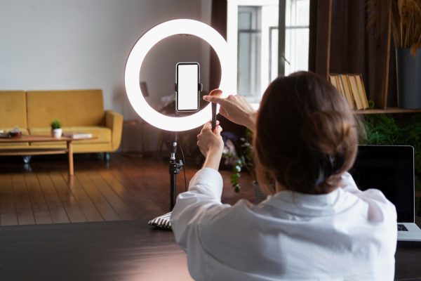 Υπόθεση σοκ στην Κύπρο: Influencer και βαρυποινίτης μπλεγμένοι σε κύκλωμα απάτης με τζίρο 1 εκατ. ευρώ