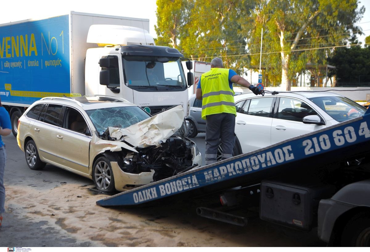 Τροχαίο στη Λεωφόρο Ποσειδώνος: «Η Ρούλα σφηνώθηκε στο παρμπρίζ του ταξί, αυτή την εικόνα δεν θα τη βγάλω από το μυαλό μου» λέει ο συνάδελφος της 65χρονης στο απορριμματοφόρο