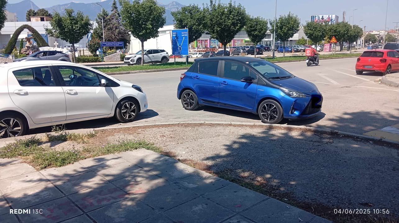 Παράνομα παρκαρίσματα δίπλα σε σχολεία