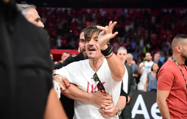 Ολυμπιακός – Παναθηναϊκός: Ένταση και χειρονομία Γιαννακόπουλου, να απομακρυνθεί ζήτησαν οι διαιτητές