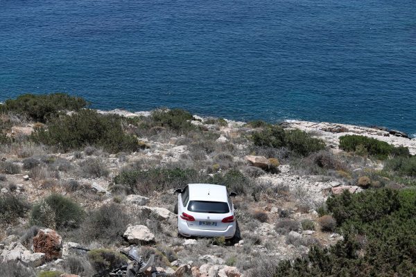 Αυτοκίνητο έπεσε στον γκρεμό στα Λιμανάκια Βουλιαγμένης μετά από τροχαίο – Απεγκλωβίστηκαν δύο ηλικιωμένοι